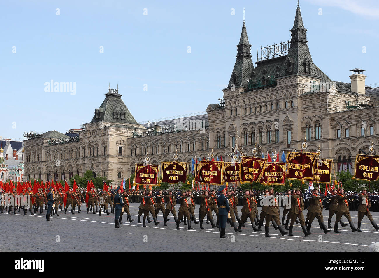 Mosca, Russia - 09 maggio 2008: celebrazione del giorno della vittoria della seconda guerra mondiale sfilata sulla Piazza Rossa. Solenne passaggio di attrezzature militari, volare aerei e soldati marching. Foto Stock