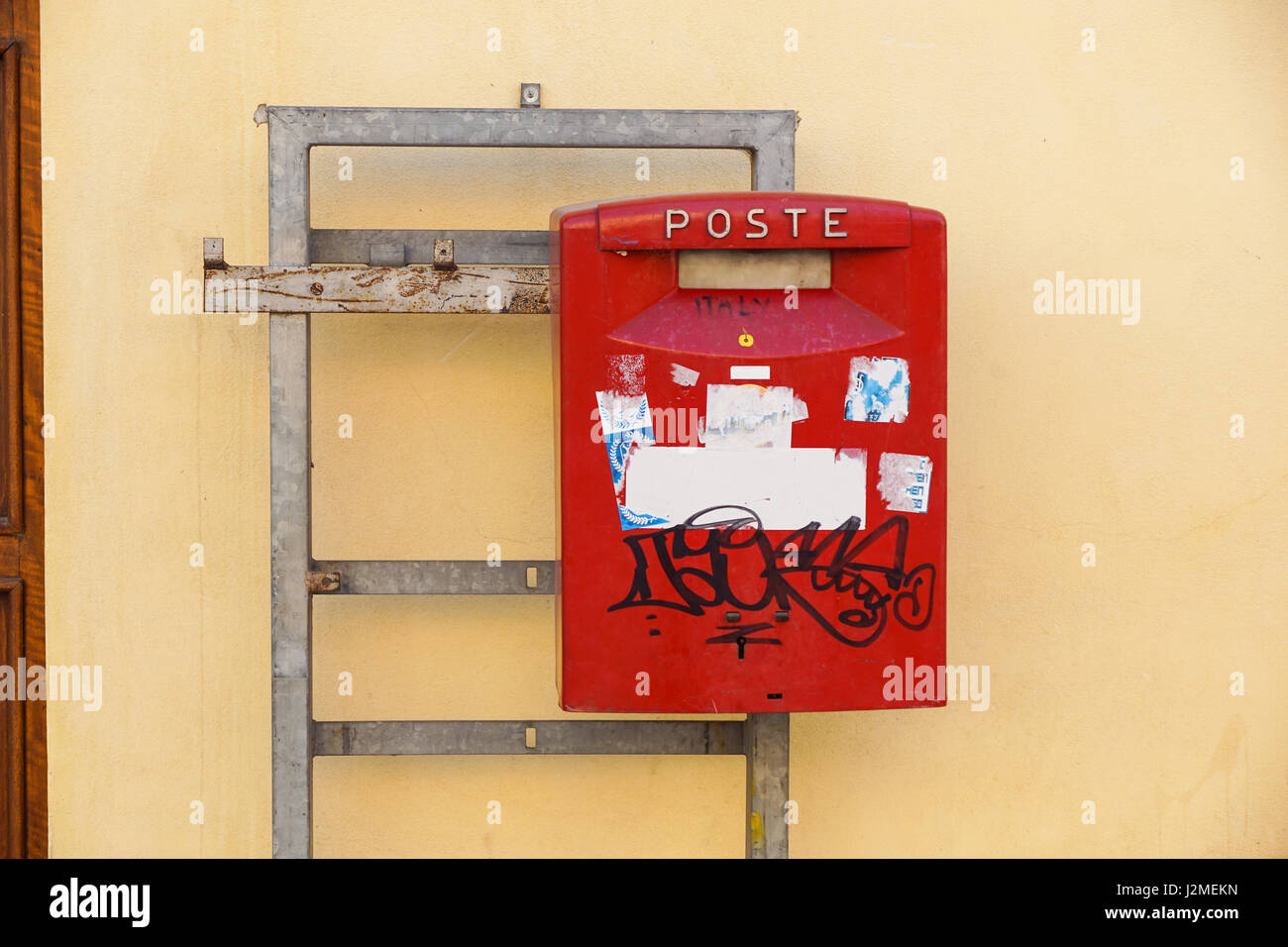 Italia - Gennaio 32, 2017: vista di una Posta tradizionale rosso casella montante al di fuori di un ufficio postale. Fondata nel 1516 Royal Mail iconico caselle di posta sono onnipresenti in tutta italia Foto Stock