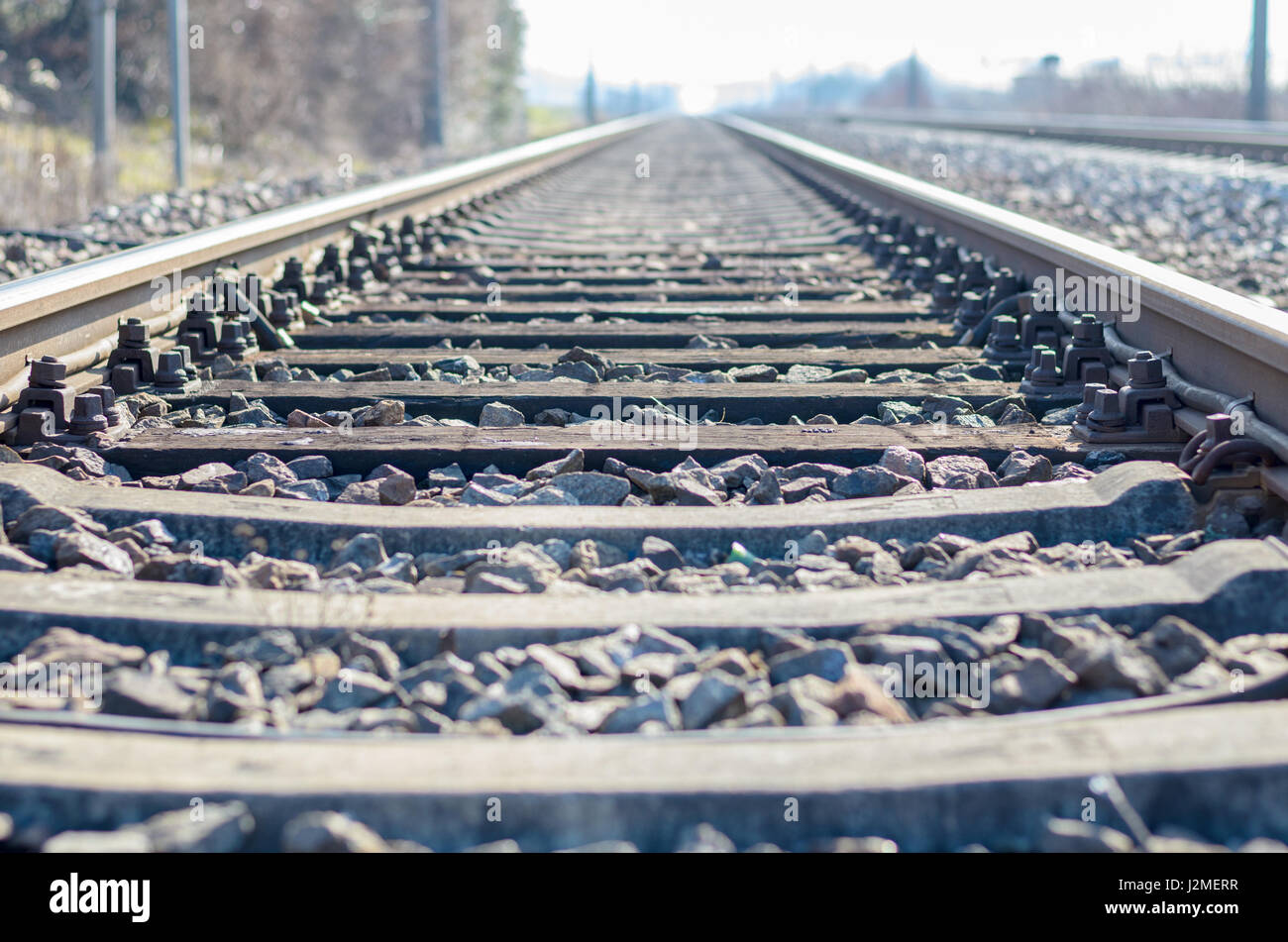 Bassa angolazione di carrelli ferroviari di andare lontano in avanti sfocato nella distanza Foto Stock