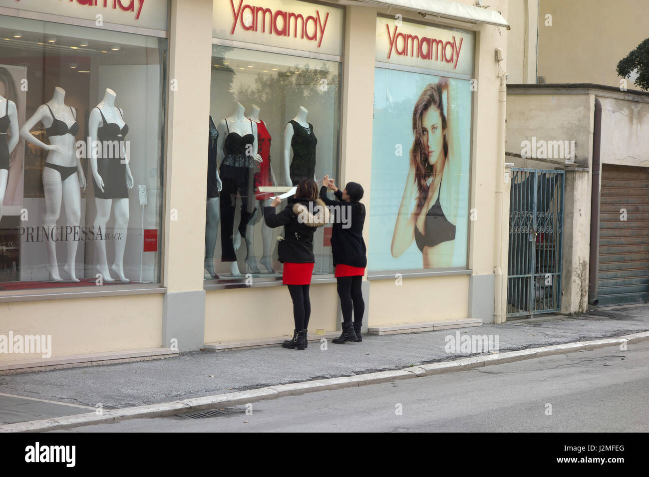 Yamamay intimo e negozio di abbigliamento in Viareggio, Toscana, Italia,  Europa - due belle salesgirls in minigonna rosso e nero collant lavorare su  vetrine Foto stock - Alamy