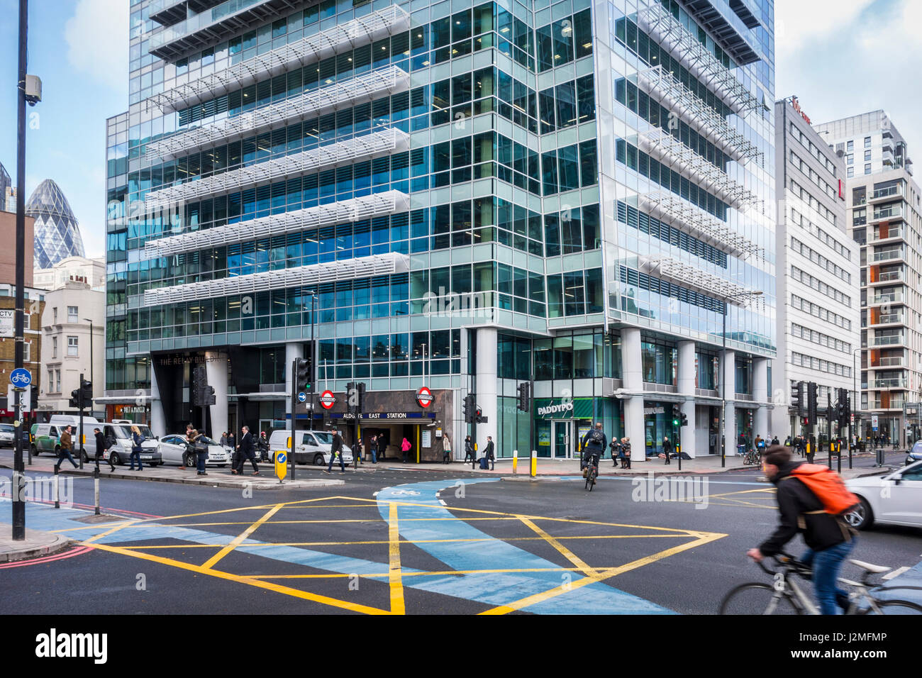 Nodo stradale di Londra al di fuori la stazione Aldgate East, la metropolitana di Londra Foto Stock