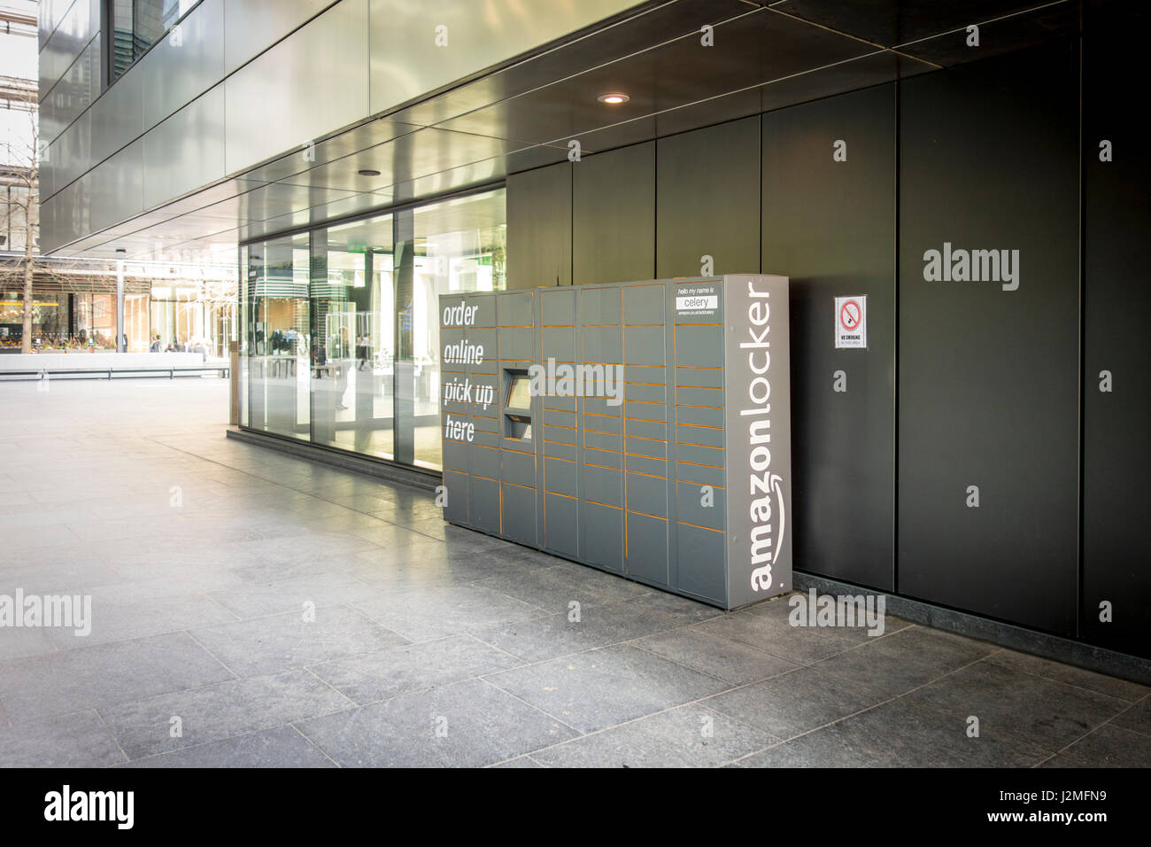 Armadietto di Amazon in fuori in prossimità di edifici per uffici a Londra per persone per ordinare online e pick up vicino a lavoro. Londra, Regno Unito Foto Stock