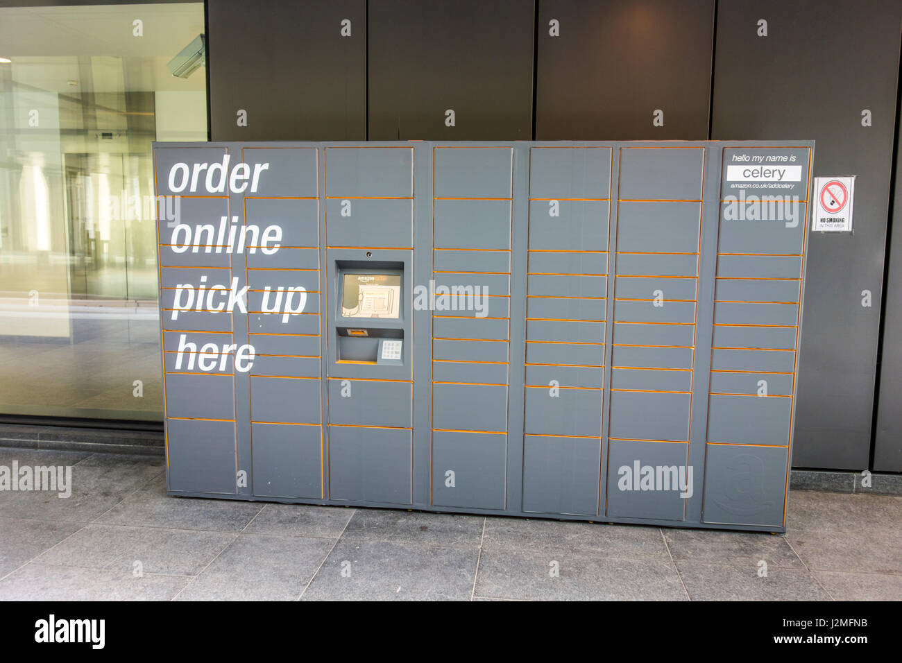 Armadietto di Amazon in fuori in prossimità di edifici per uffici a Londra per persone per ordinare online e pick up vicino a lavoro. Londra, Regno Unito Foto Stock