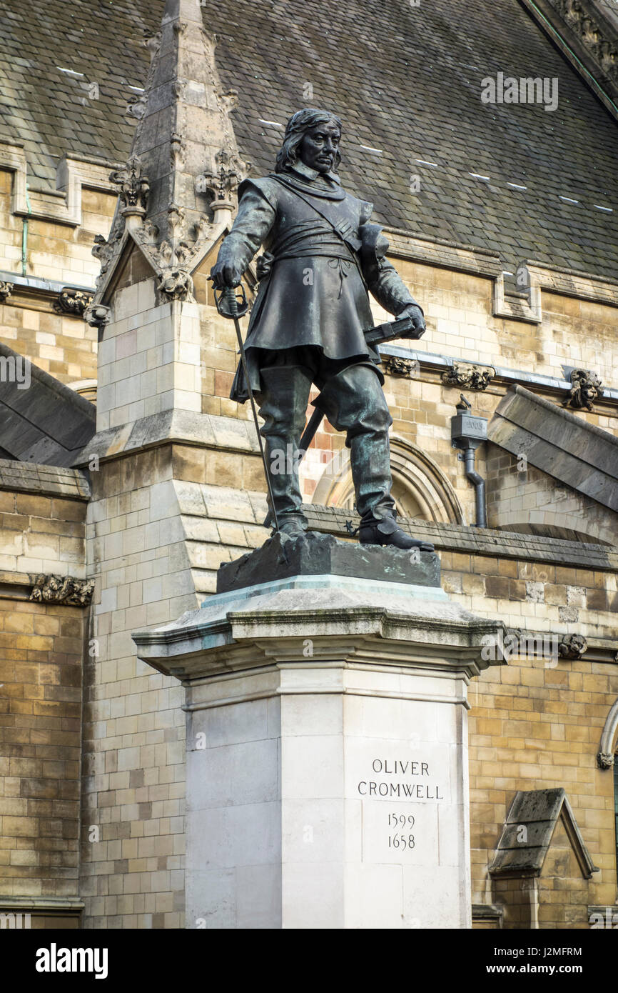 Oliver Cromwell statua fuori casa del Parlamento, il Palazzo di Westminster, Londra, Regno Unito Foto Stock