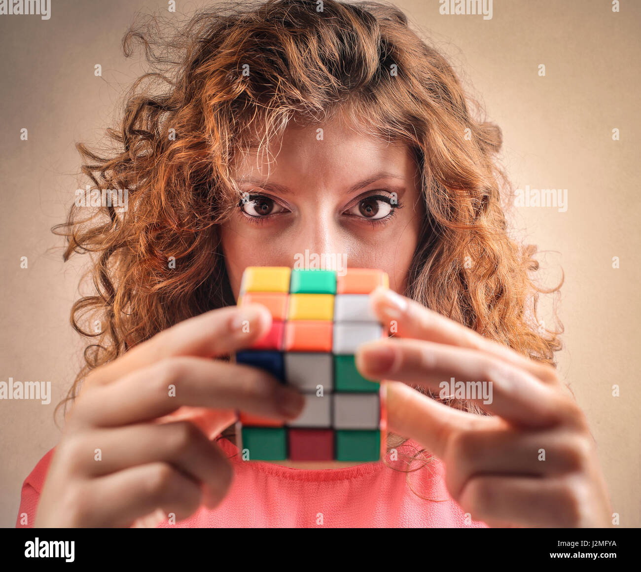 Pretty Woman tenendo il cubo di Rubik Foto Stock