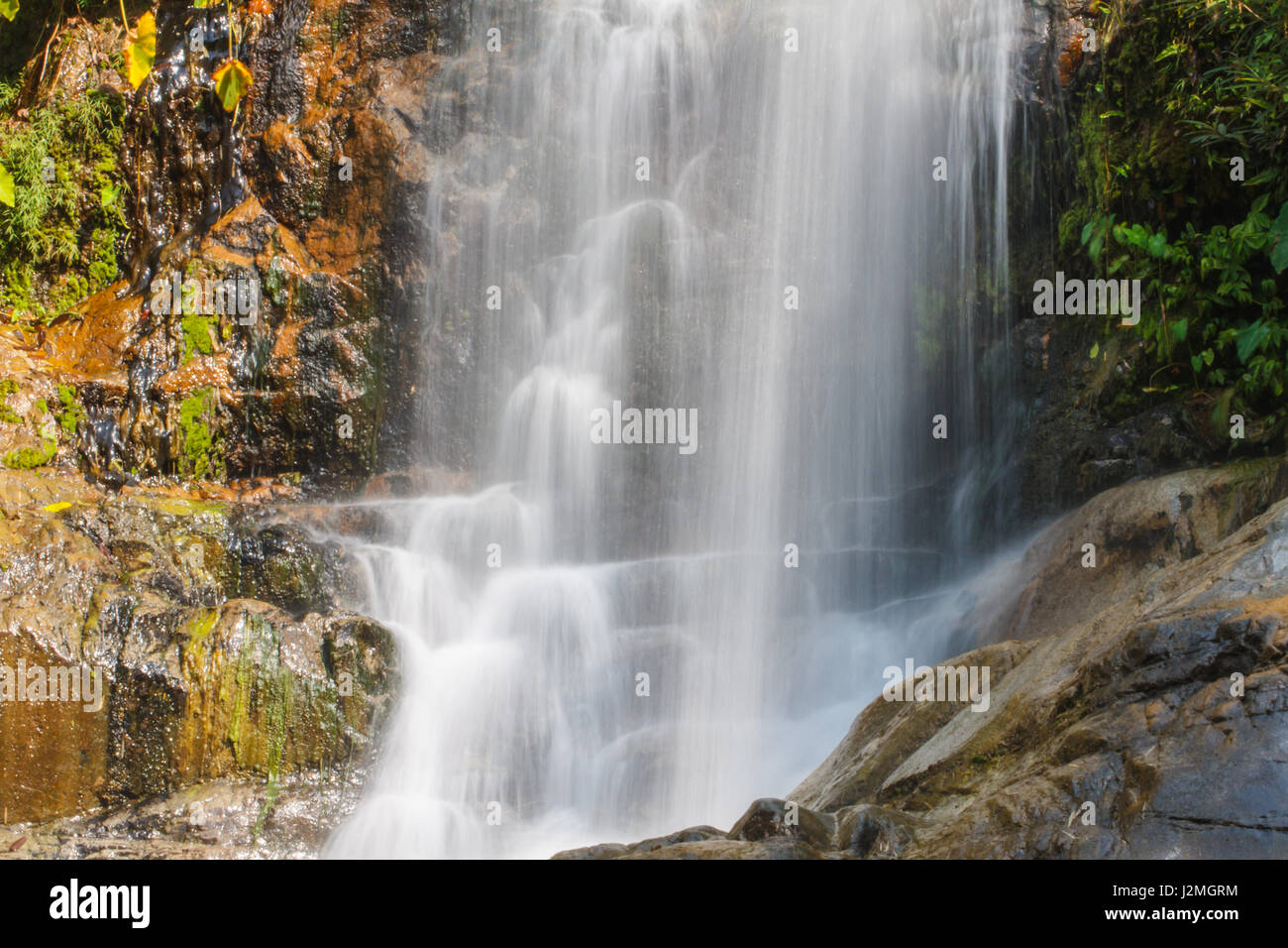 Il Thor Thip cascata in thai parco nazionale.cascata nel profondo della foresta sul monte Foto Stock