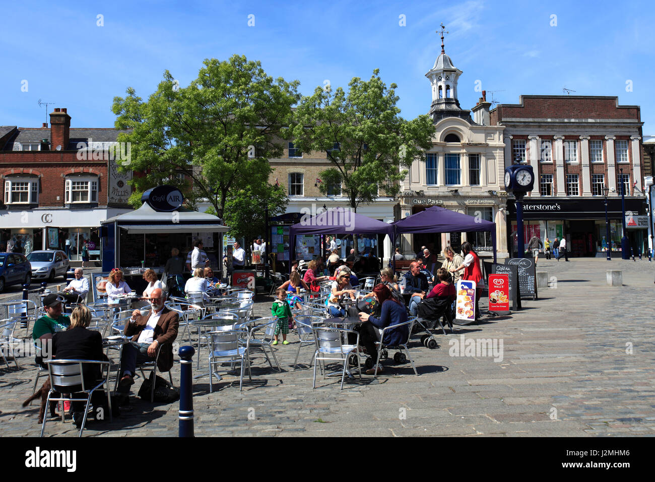 Persone nel centro della città di Hitchin Hertfordshire County, England, Regno Unito Foto Stock