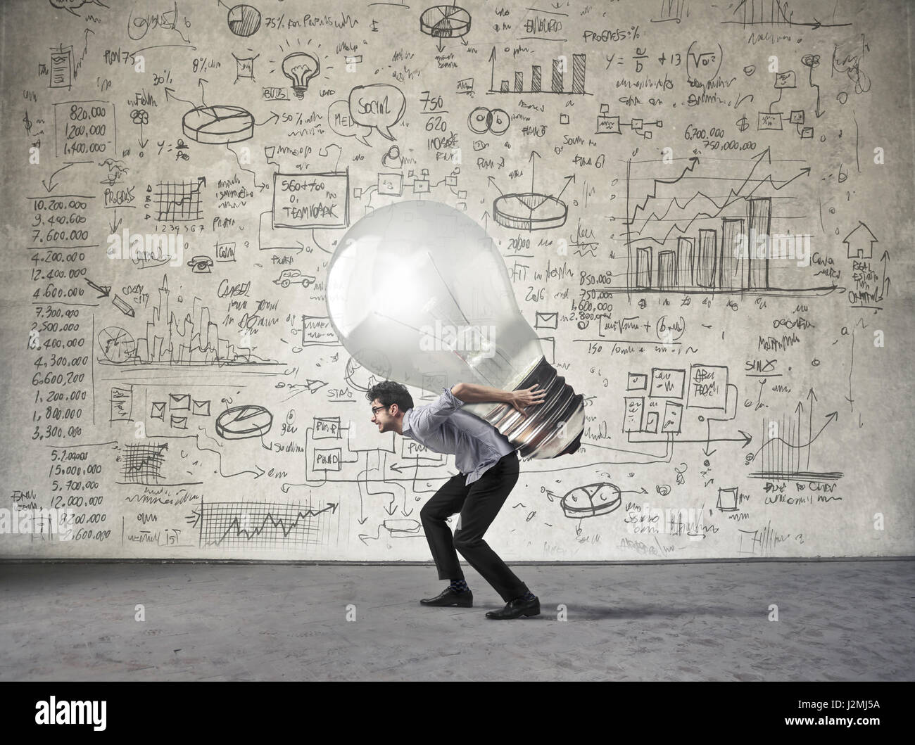 Imprenditore che porta lampadina Foto Stock