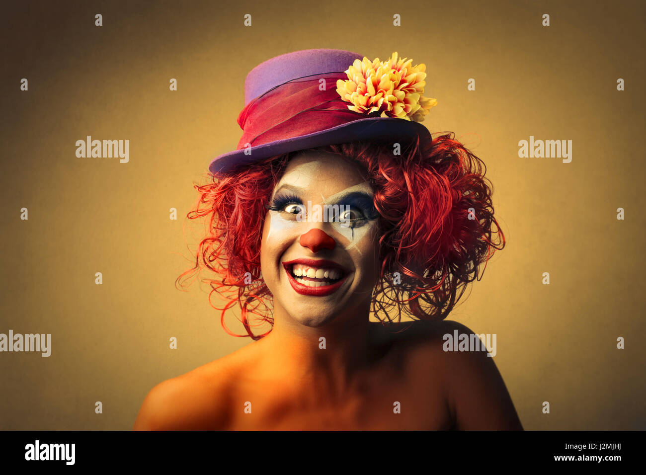 Clown donna sorridente e guardando alla fotocamera Foto Stock