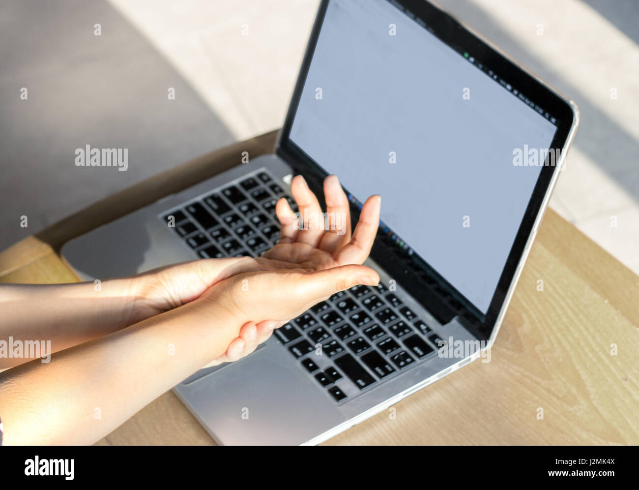 Selezionare la messa a fuoco sul massaggio mano polso per guarire il dolore da computer di ufficio lavora Foto Stock