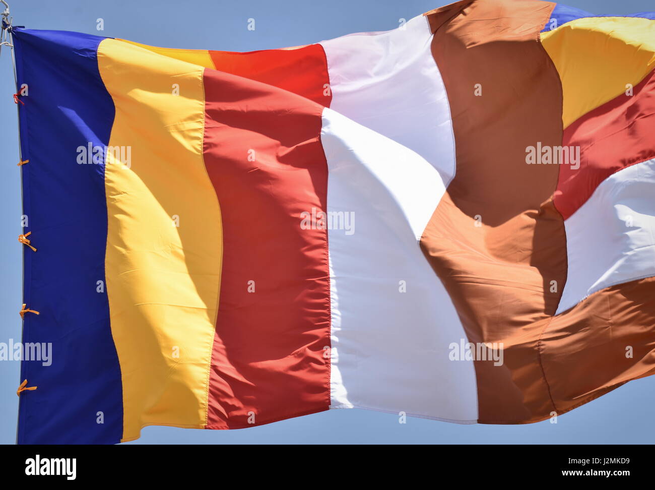 Bandiera buddista sventolare nel vento - Oudong, Cambogia Foto Stock