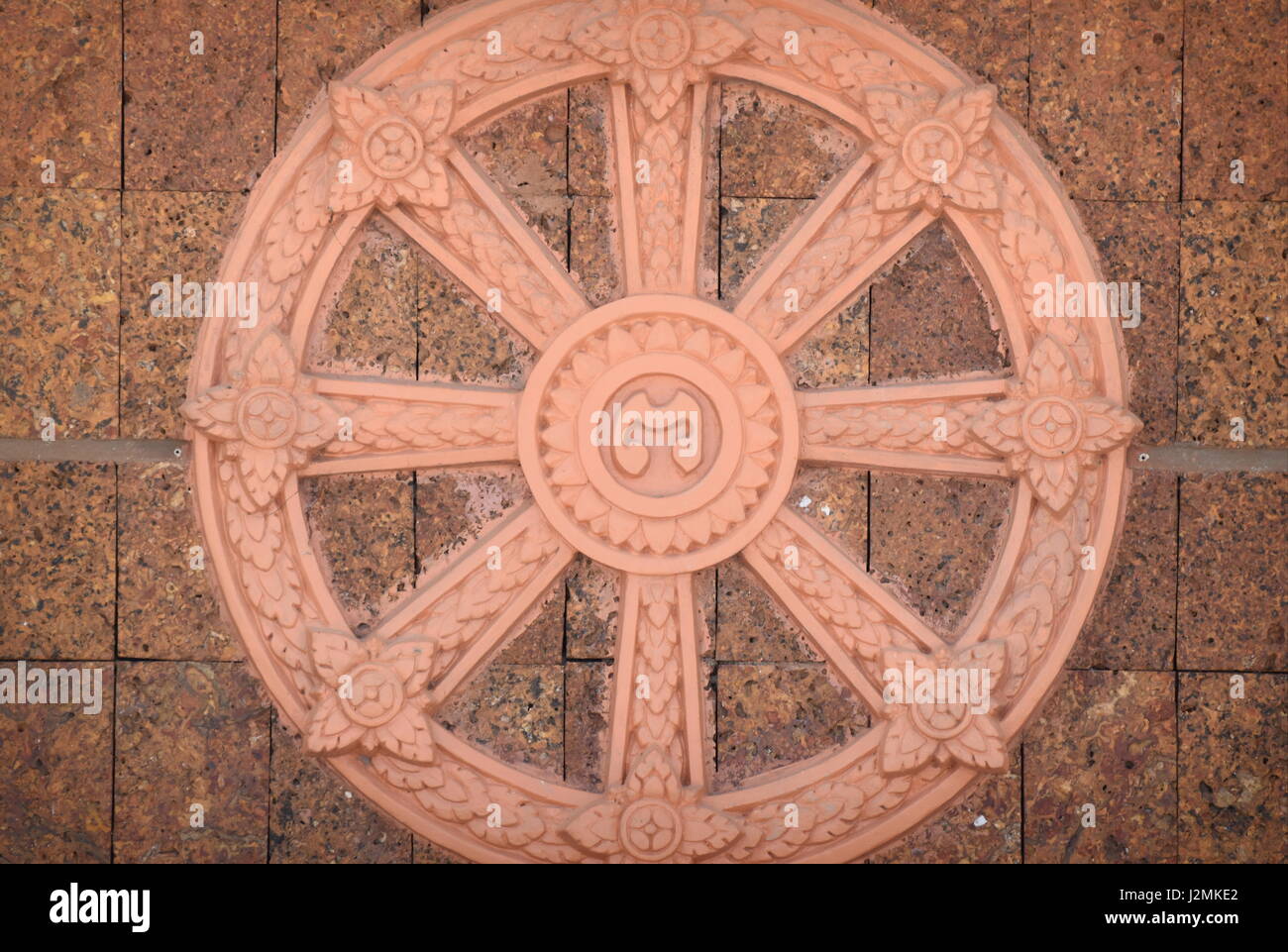 Dharma buddista ruota - dharmachakra - a Oudong stupa, Cambogia Foto Stock