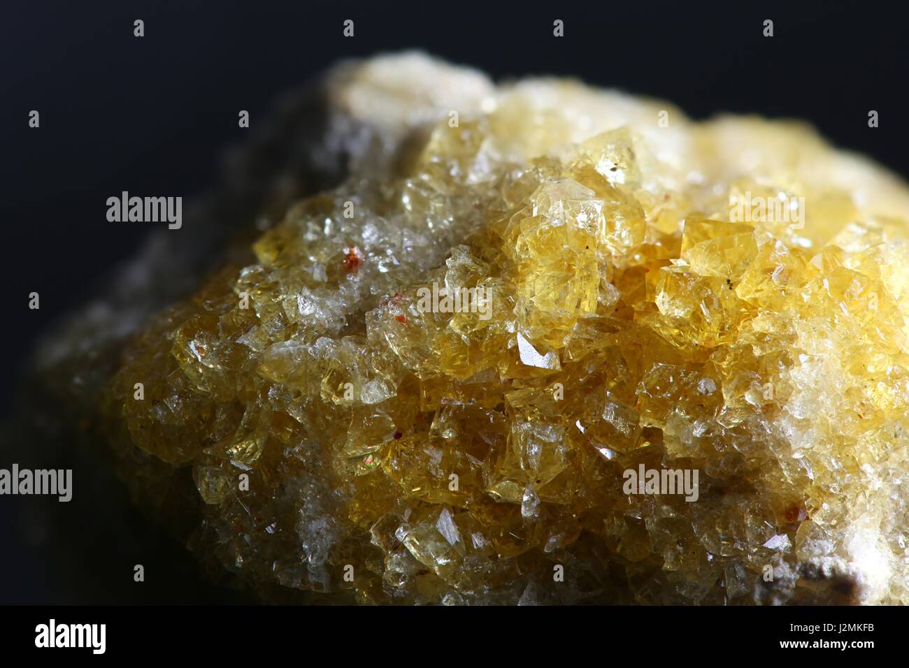 Giallo cristalli di fluorite nella matrice di calcite Foto Stock