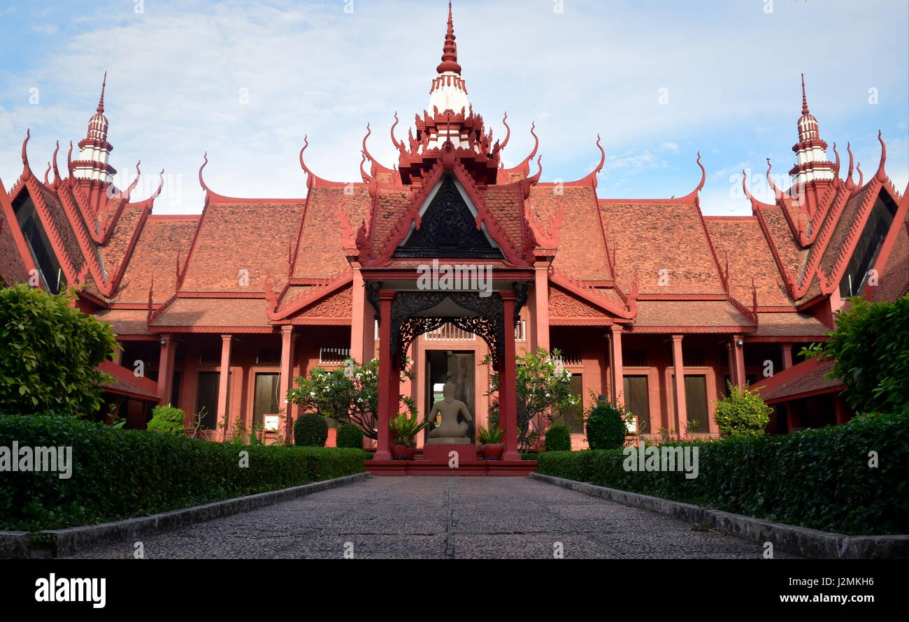 Red Museo Nazionale di bella architettura Khmer contro il cielo blu- Phnom Penh Cambogia Foto Stock