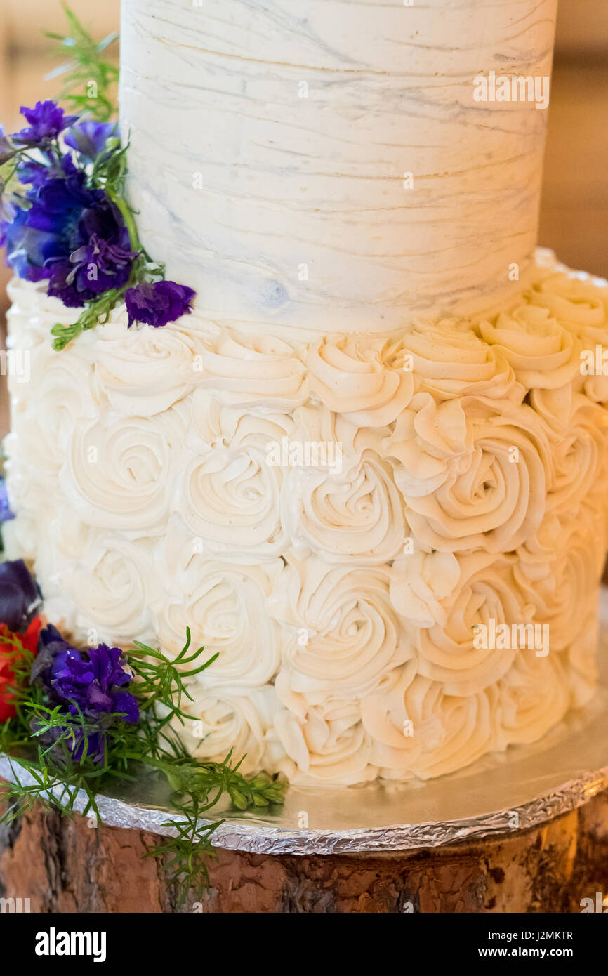 Bianco Torta di Nozze con fiori Foto Stock