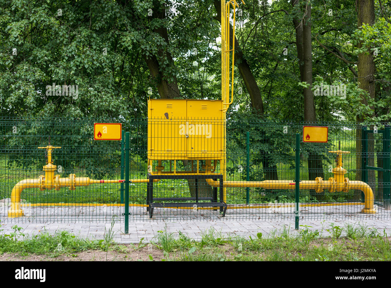 Gas di punto di distribuzione con un armadio giallo Foto Stock