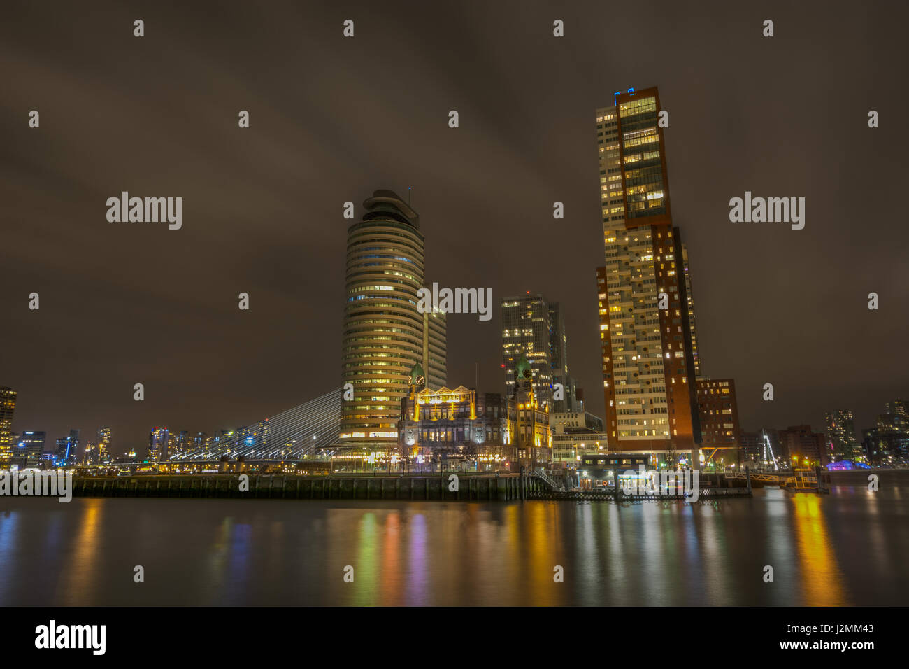 L'hotel new york e Kop van Zuid a Rotterdam, Paesi Bassi, visto di notte da katendrecht Foto Stock
