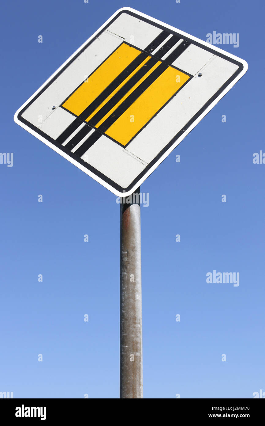 Il tedesco cartello stradale: fine della strada di priorità Foto Stock