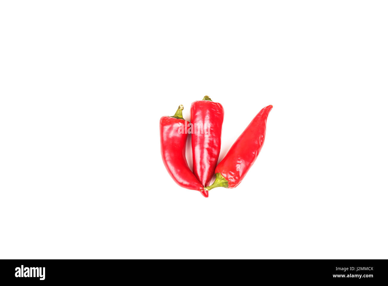 Tre rossi peperoncini jalapeno su bianco Foto Stock