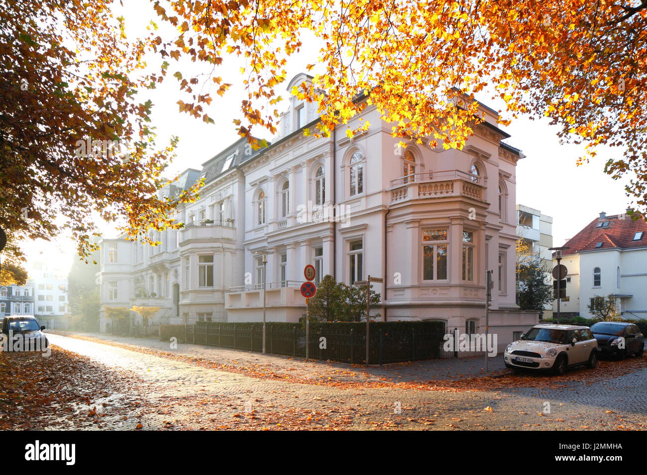 Case in stile classico, alberi colorati in autunno, Oldenburg in Oldenburg, Germania ho Klassizistische Wohnhaeuser, Verfarbte Baeume im Herbst , Oldenb Foto Stock