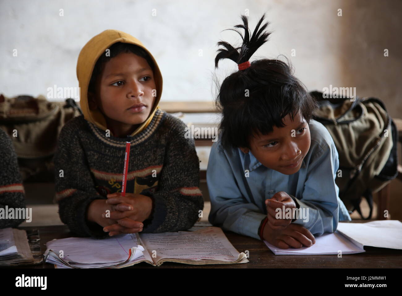 A scuola i bambini ed i bambini in campagna locale scuola in Nepal centrale vicino Bandjpur (Distretto Tanahu) giocando e ricezione di istruzione Foto Stock