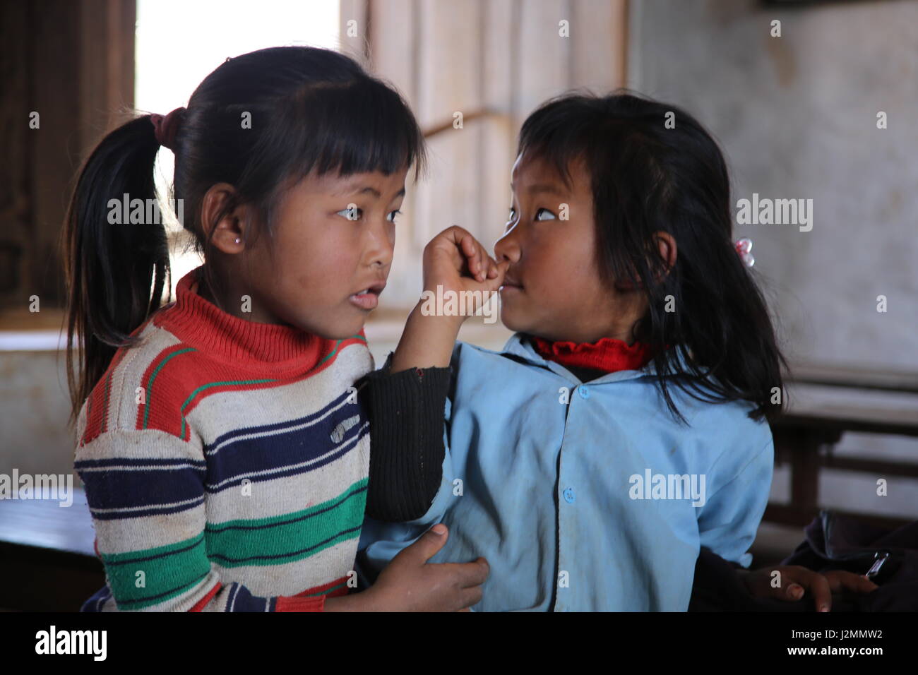 A scuola i bambini ed i bambini in campagna locale scuola in Nepal centrale vicino Bandjpur (Distretto Tanahu) giocando e ricezione di istruzione Foto Stock