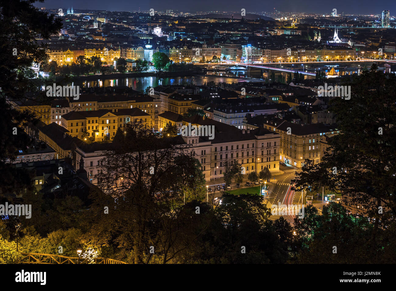 Vista superiore della città di Praga di notte Foto Stock