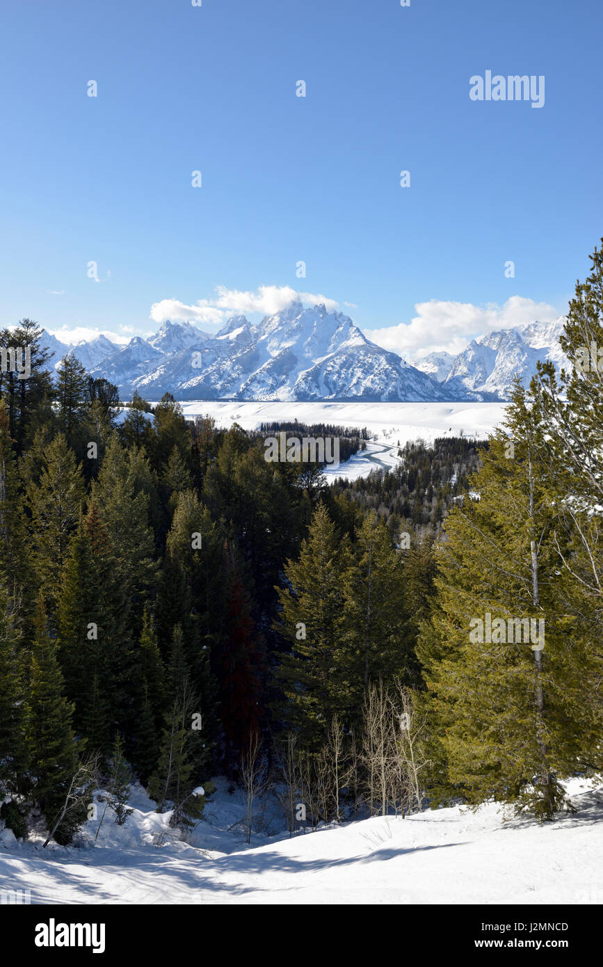 Snake River si affacciano alla coperta di neve Teton Range e su Snake River Valley in una bella giornata invernale, Grand Teton NP, Wyoming negli Stati Uniti. Foto Stock