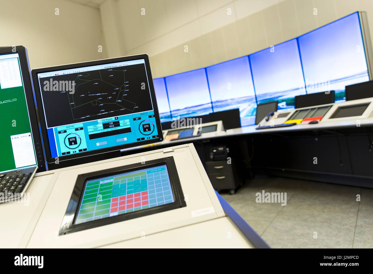 Il bulgaro Servizi di Traffico Aereo competente sorveglianza della sala di controllo interno di Sofia's aeroporto. Monitor per computer. Foto Stock