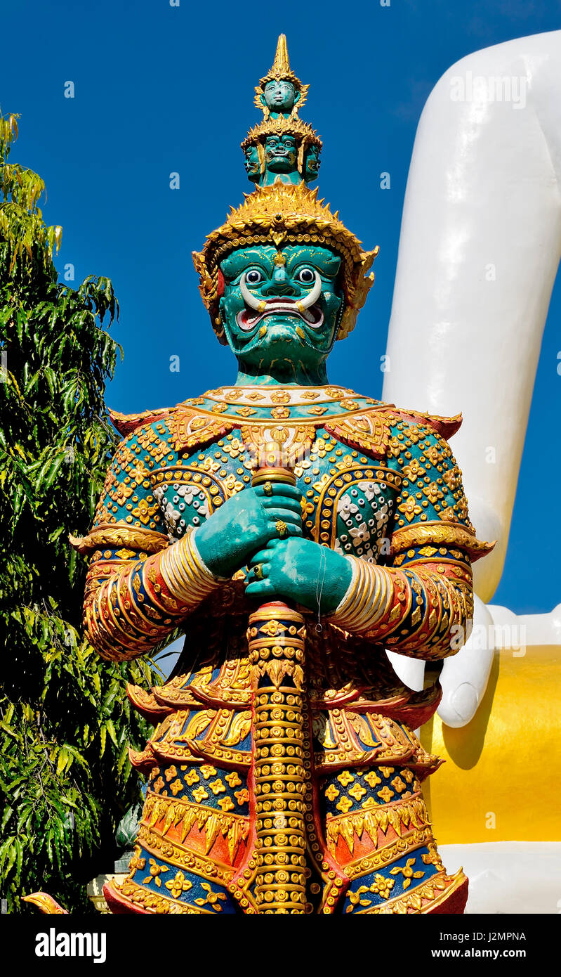 Statua gigante di Wat Phra That Doi Kham a Chiang Mai,tempio tailandese tailandia del Nord. Foto Stock