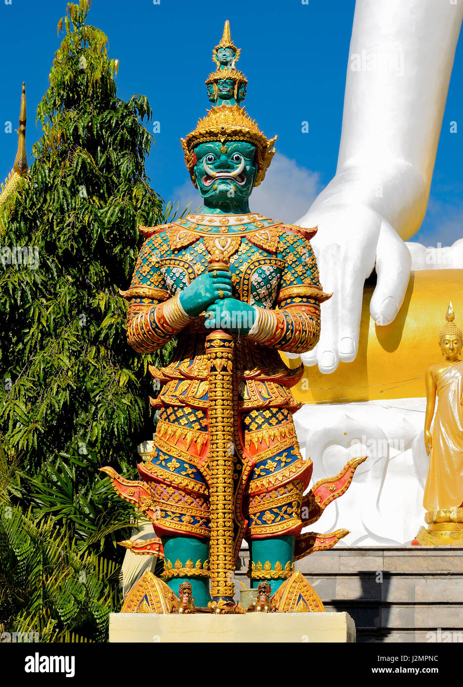 Statua gigante di Wat Phra That Doi Kham a Chiang Mai,tempio tailandese tailandia del Nord. Foto Stock