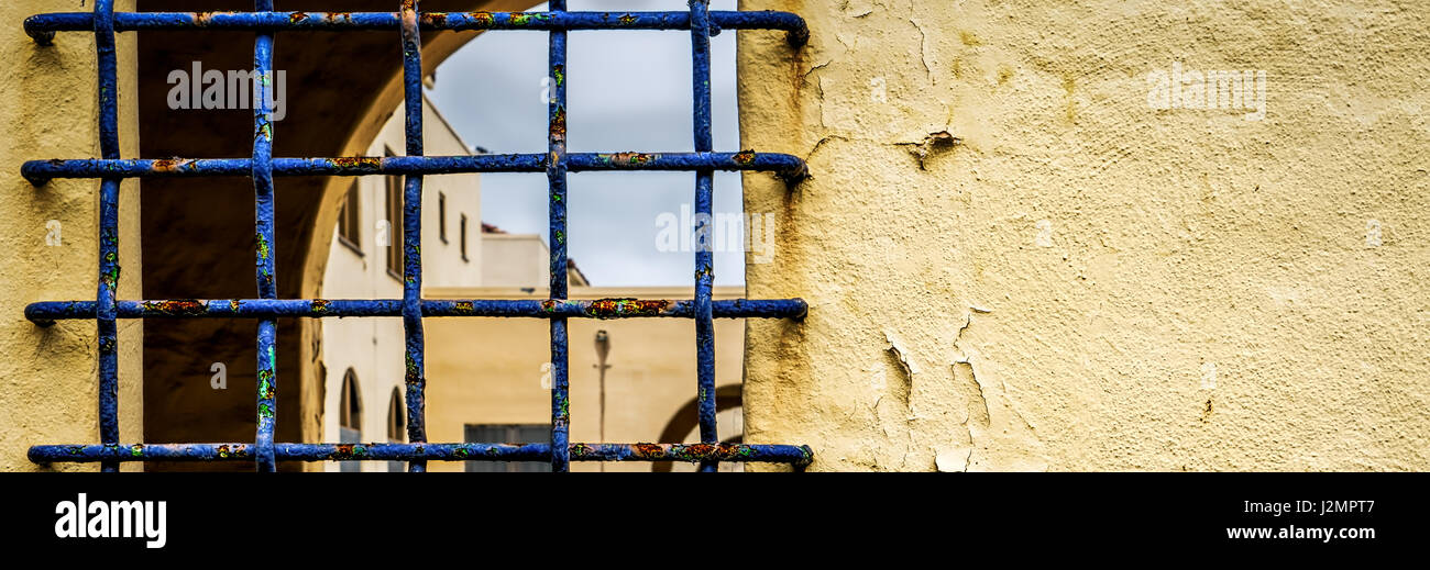 Una finestra che dà in un cortile di un abbandonato edificio della Marina a San Diego, CA. Foto Stock