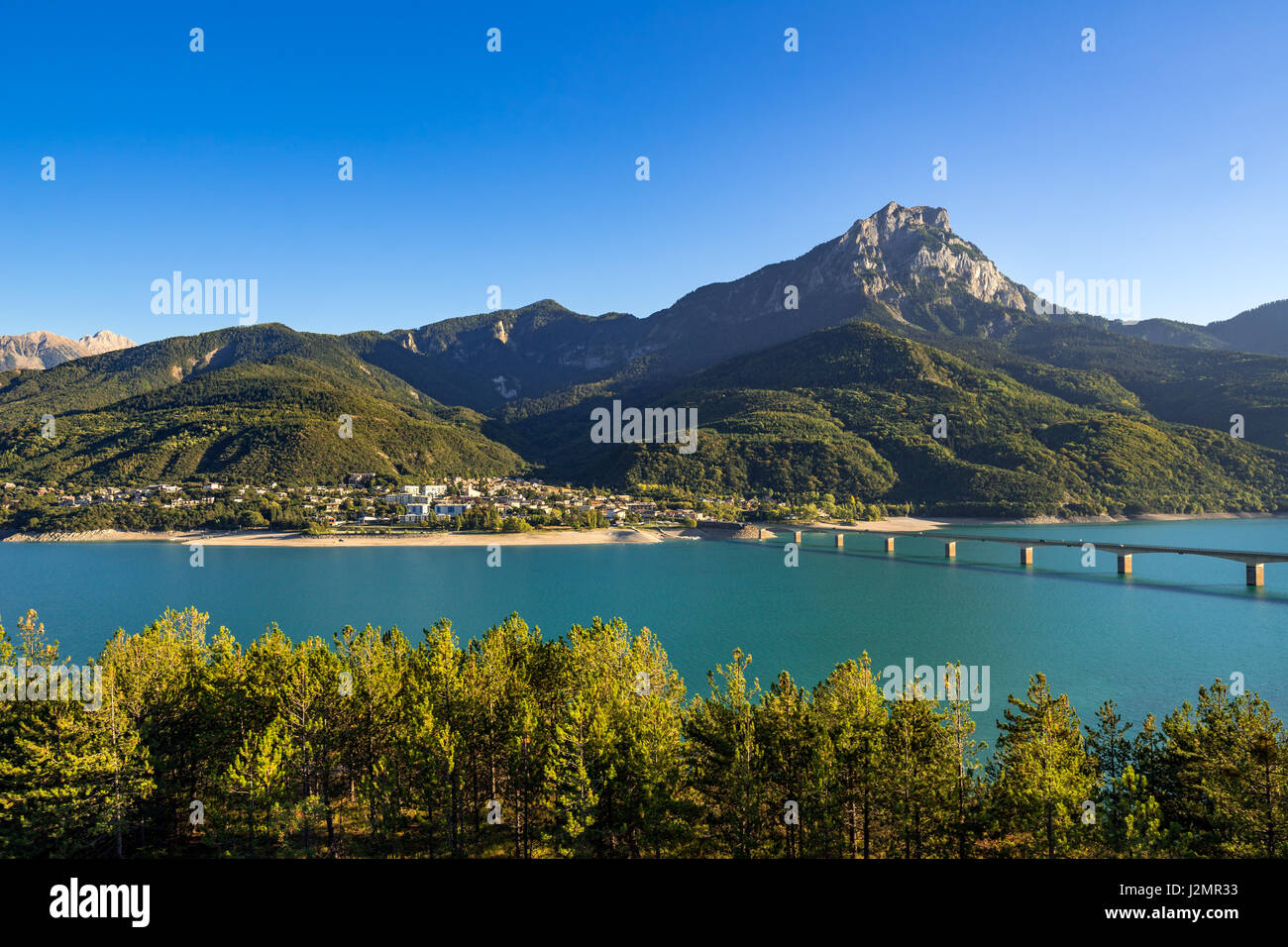 Savines-le-Lac village con la Grand Morgon e Serre-Poncon Lago d'estate. Alpi, Francia Foto Stock