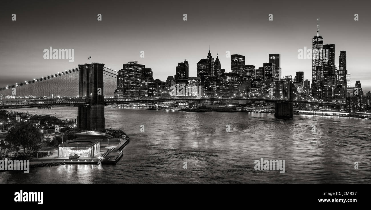 Il Ponte di Brooklyn e grattacieli di Manhattan al crepuscolo in bianco e nero. La città di New York Foto Stock