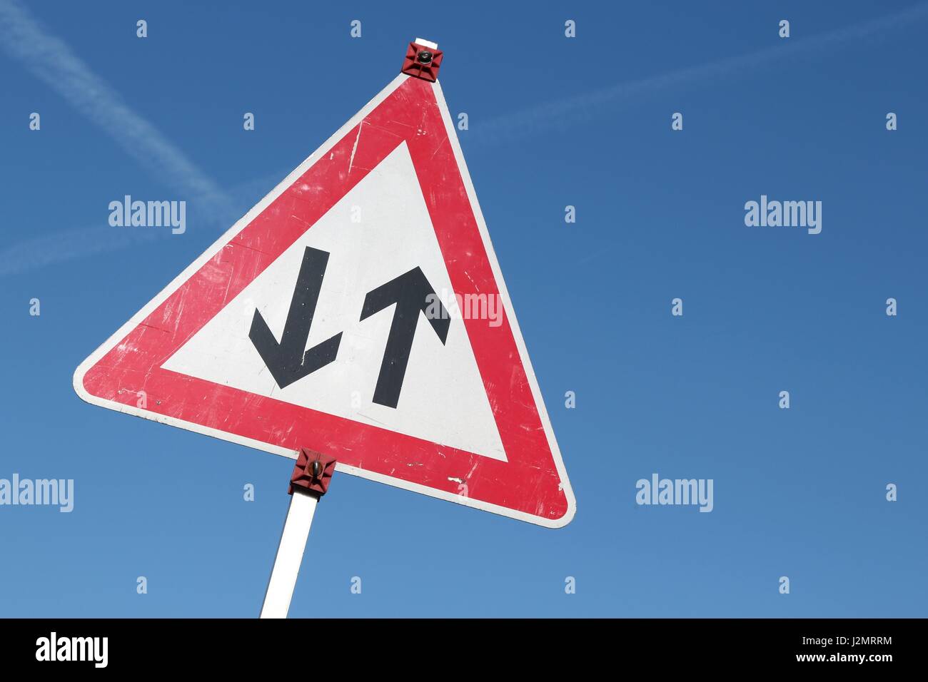 Il tedesco cartello stradale: due modo Traffico davanti Foto Stock