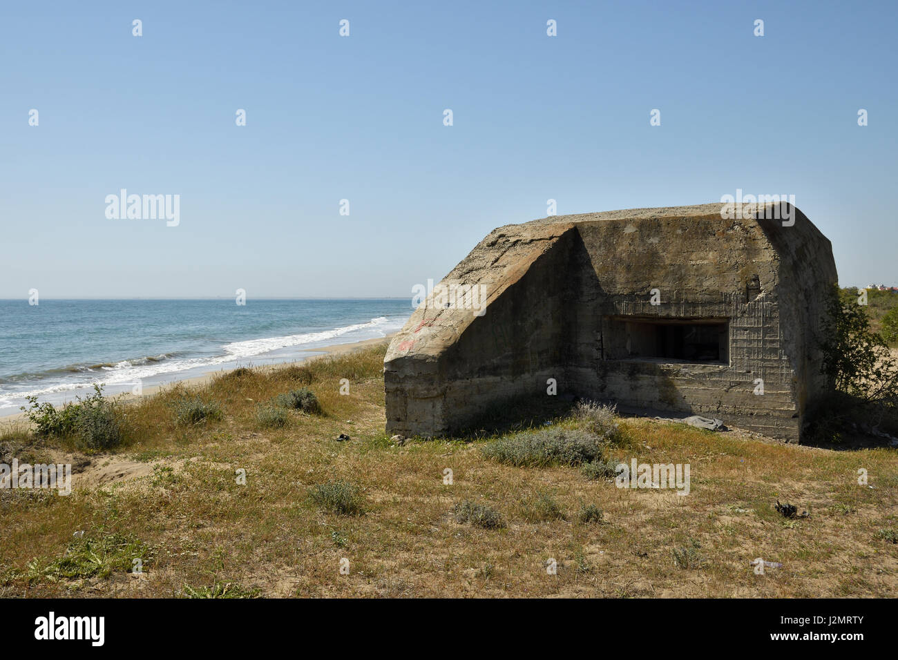 Foxhole sulla spiaggia con mare e cielo blu sullo sfondo, immagine dalla parte settentrionale di Cipro. Foto Stock