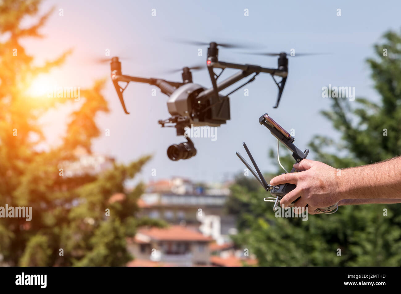 Controlla in remoto elicottero drone. Drone volo controller remoto nelle mani di uomo Foto Stock
