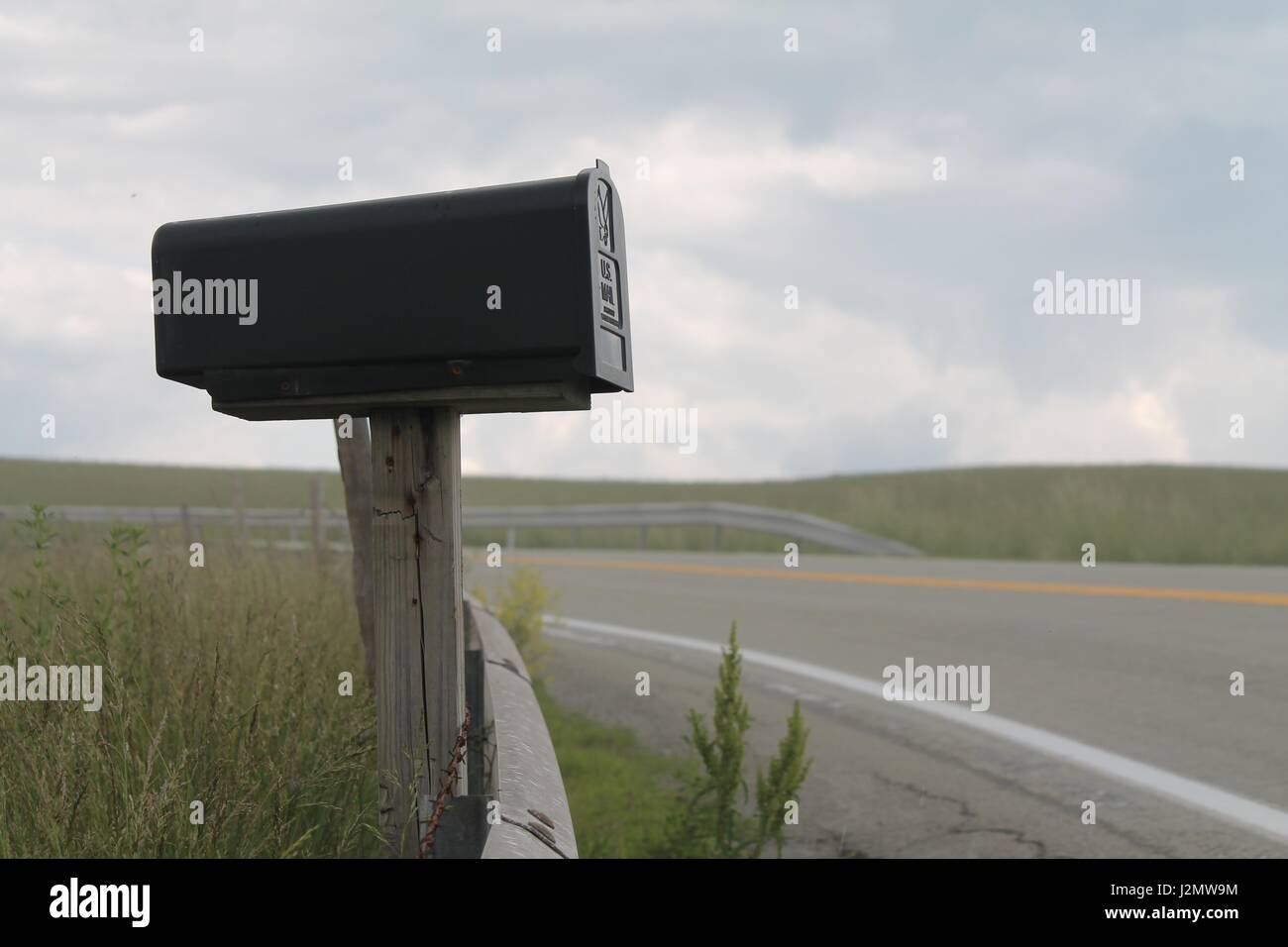 Cassetta postale rustica lungo l'autostrada Foto Stock