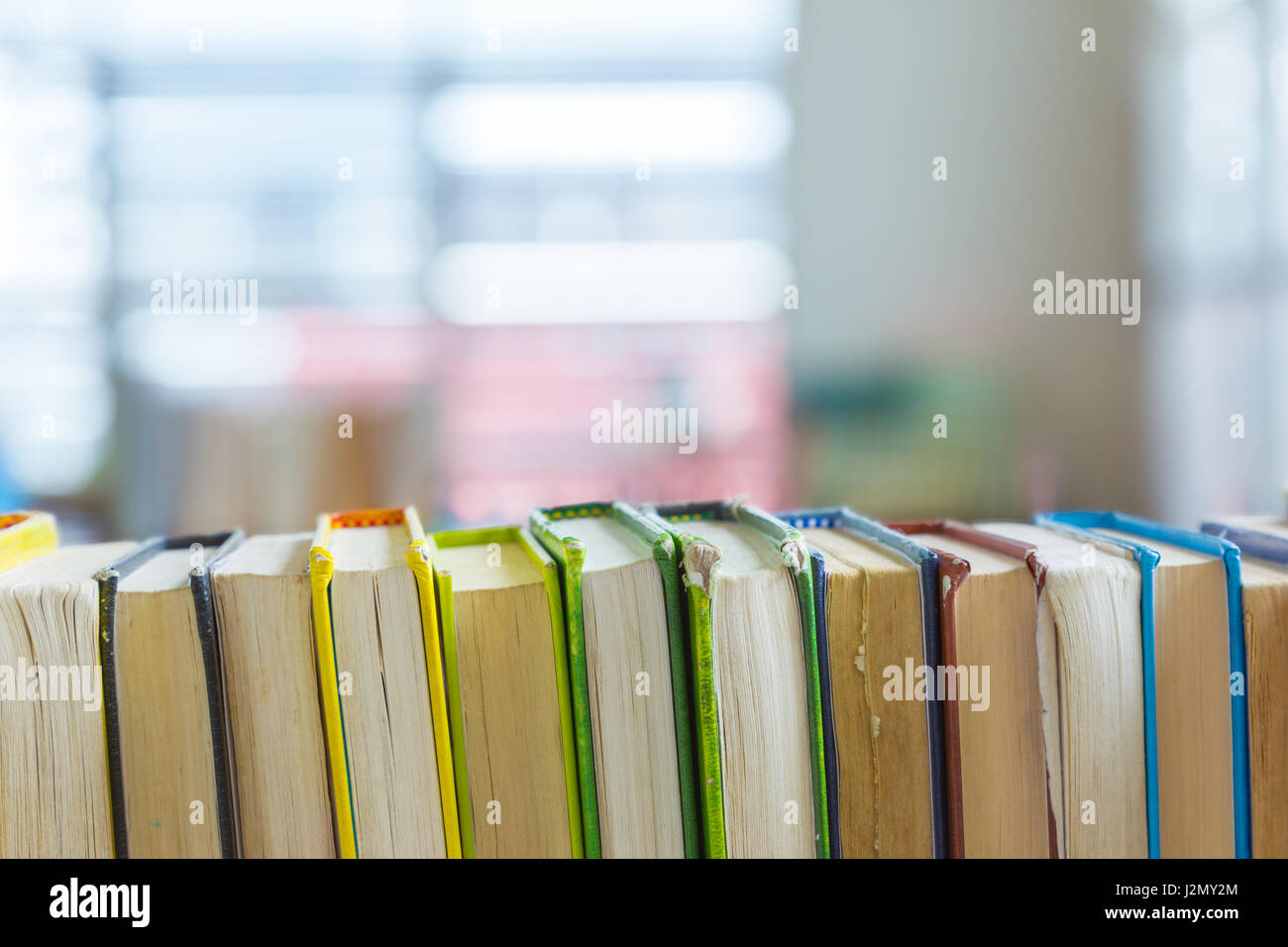 In prossimità del disco coperto biblioteca libri allineati su un ripiano, il fuoco selettivo con sfondo sfocato con testo camera per copyspace Foto Stock