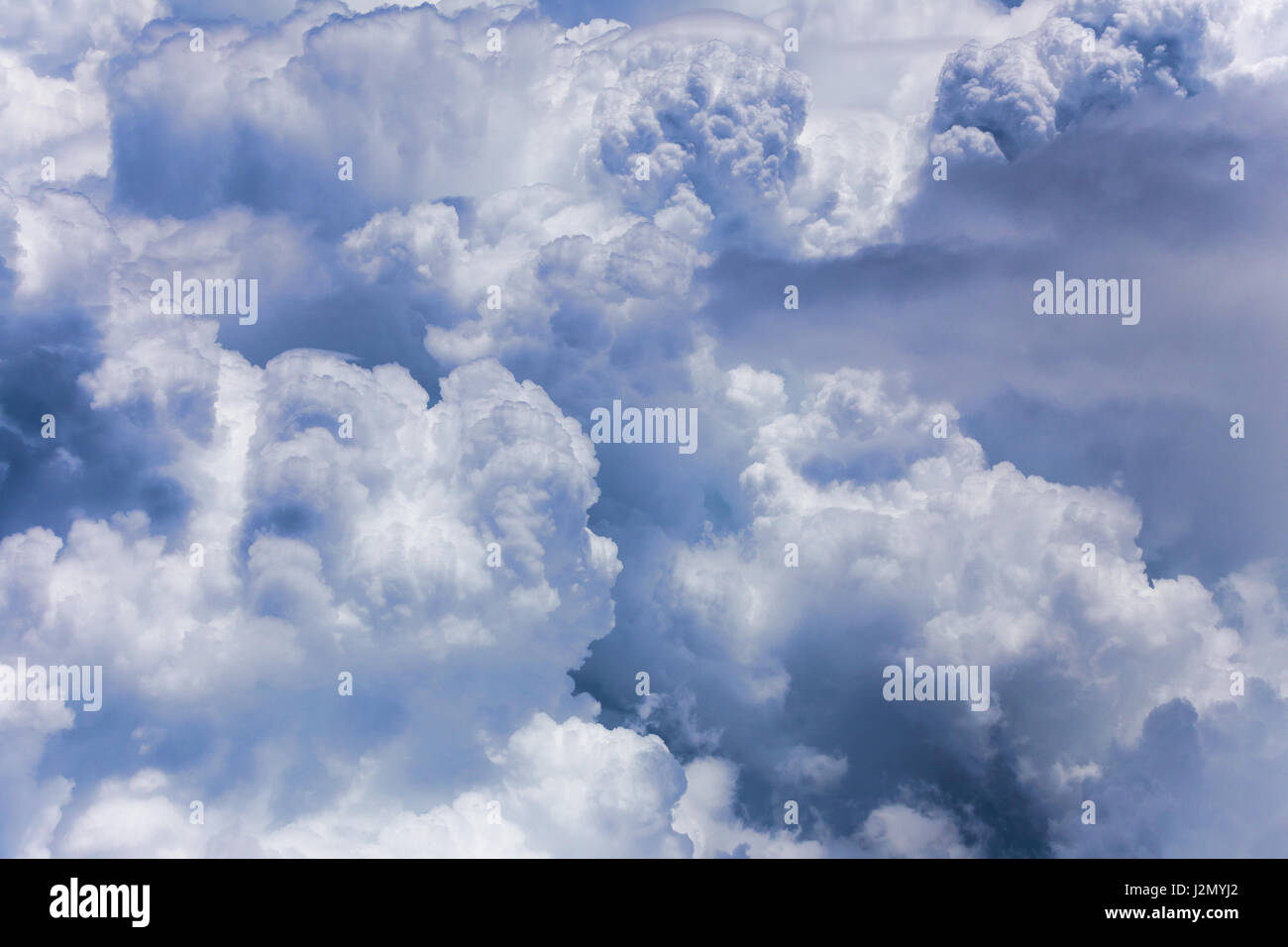 Drammatica la formazione di nube con grandi e soffici forma di cotone nuvole sul luminoso giorno Foto Stock
