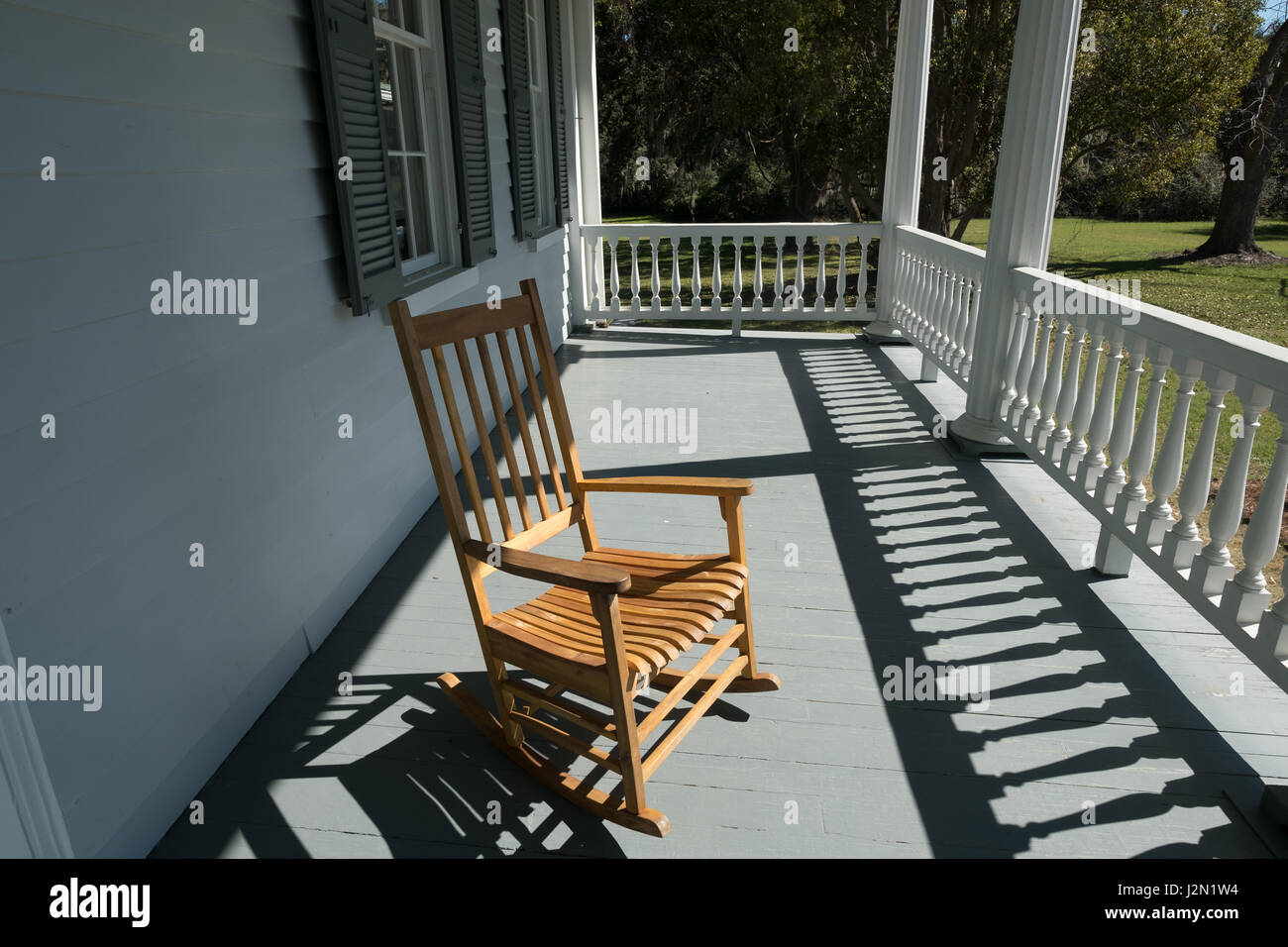 Tipica del sud profondo sentimento: un bilanciere su una terrazza soleggiata in Isola James, South Carolina, STATI UNITI D'AMERICA Foto Stock