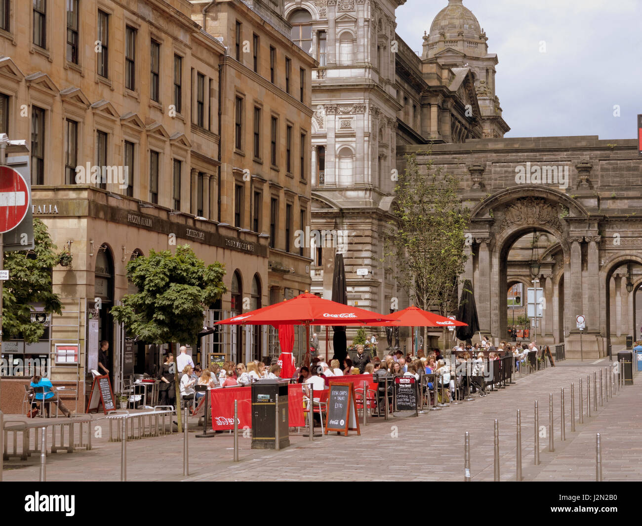 Lo shopping di Glasgow sabato ristoranti esterni tavoli e sedie Foto Stock