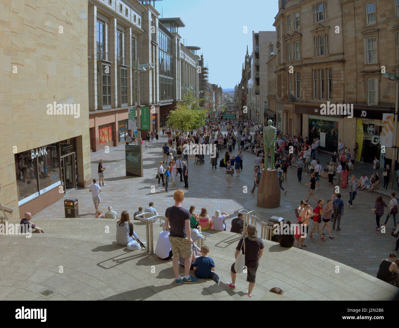 Glasgow shopping tempo soleggiato Buchanan Street scene della città Foto Stock