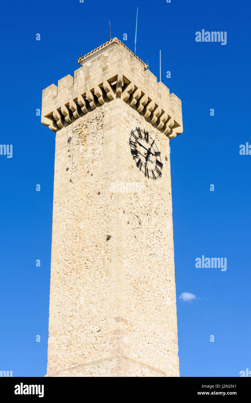 Dettaglio della torre di Mangana e coperto sito archeologico in Plaza de Mangana, Cuenca, Castilla La Mancha, in Spagna Foto Stock