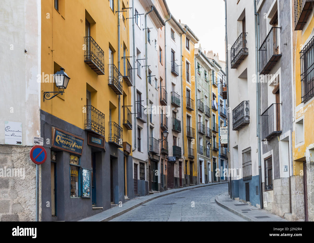 Cuenca città vecchia case color pastello di Alfonso VIII street, Cuenca, Castilla La Mancha, in Spagna Foto Stock