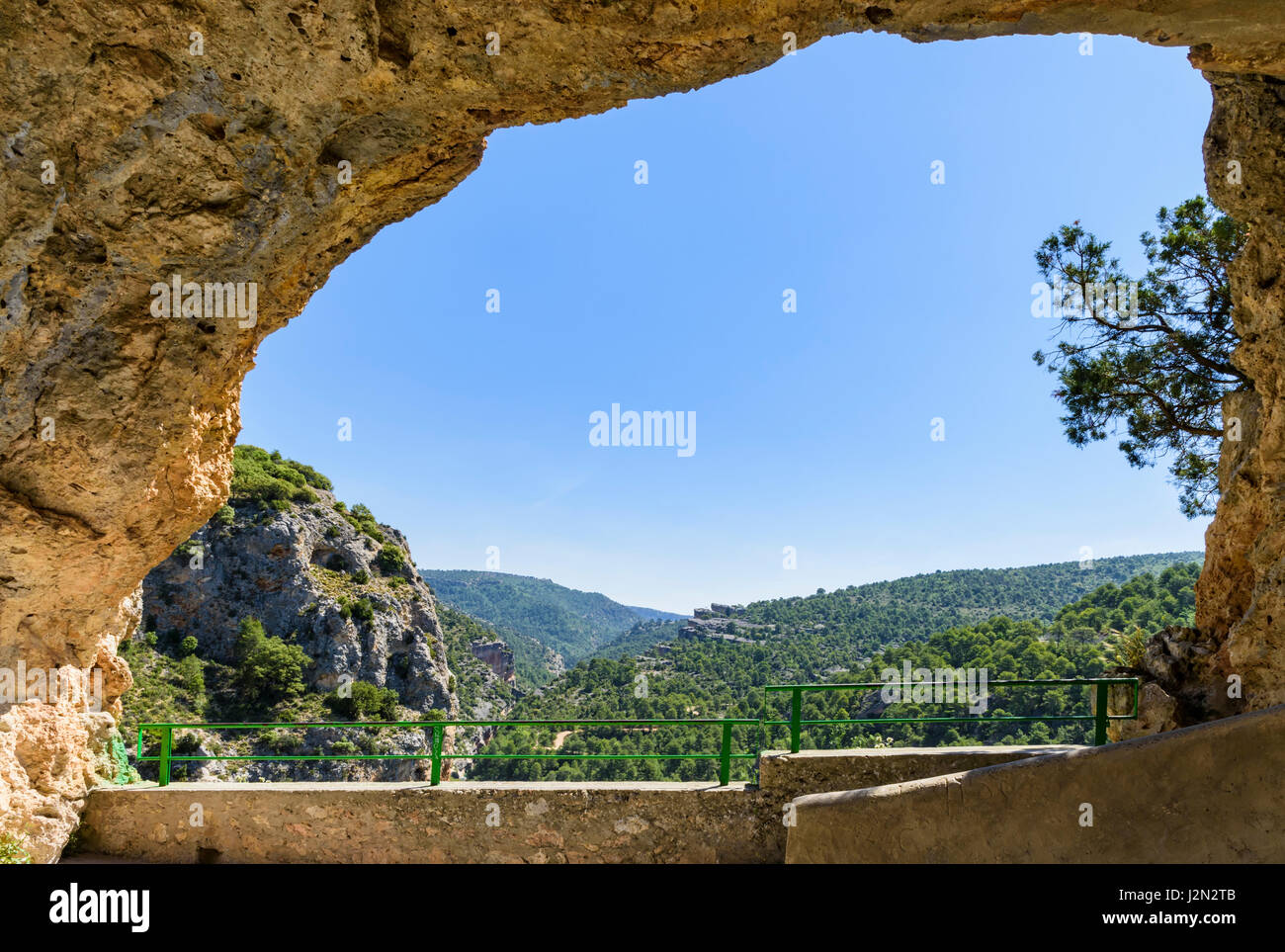 Incorniciato vedute del Jucar gola attraverso la grotta aperta chiamato Ventano del Diablo, Castilla La Mancha, in Spagna Foto Stock