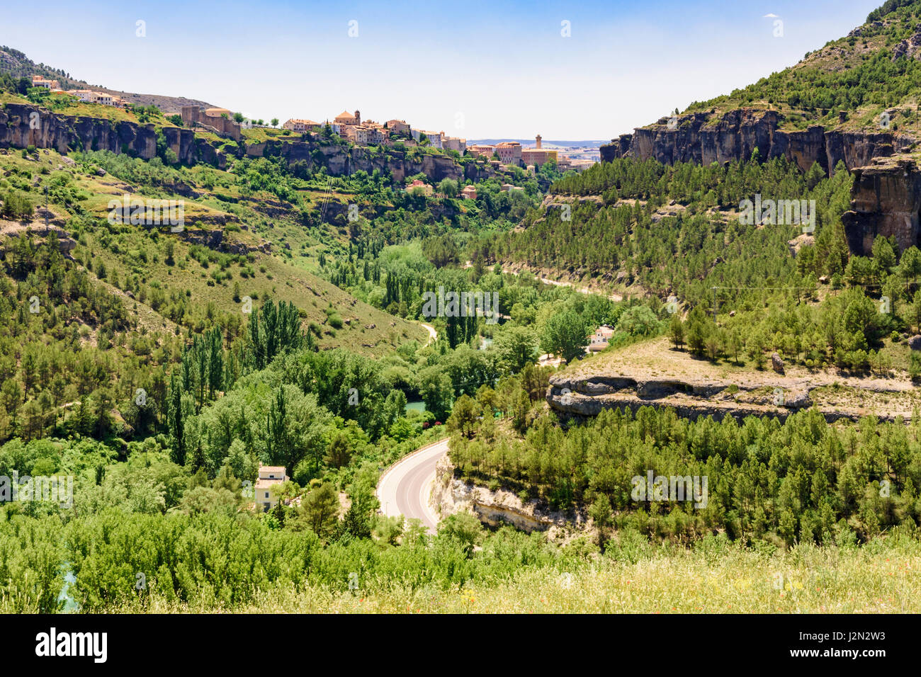 Vedute del Jucar gole verso il clifftop cittadina medievale di Cuenca, Castilla La Mancha, in Spagna Foto Stock