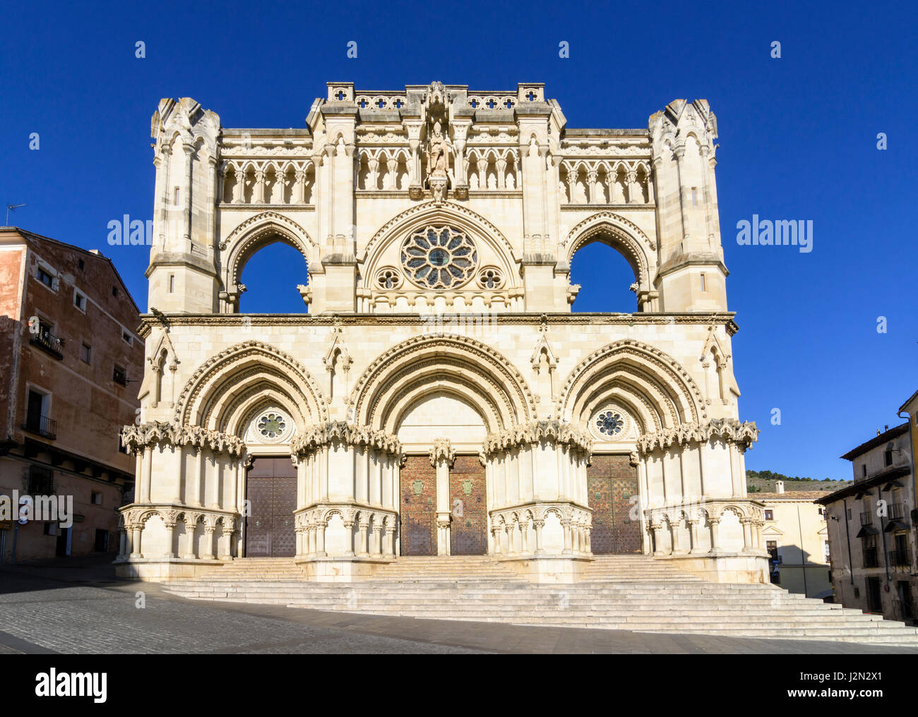 La facciata della Cattedrale di Santa Maria de Gracia, Plaza Mayor, Cuenca, Castilla La Mancha, in Spagna Foto Stock