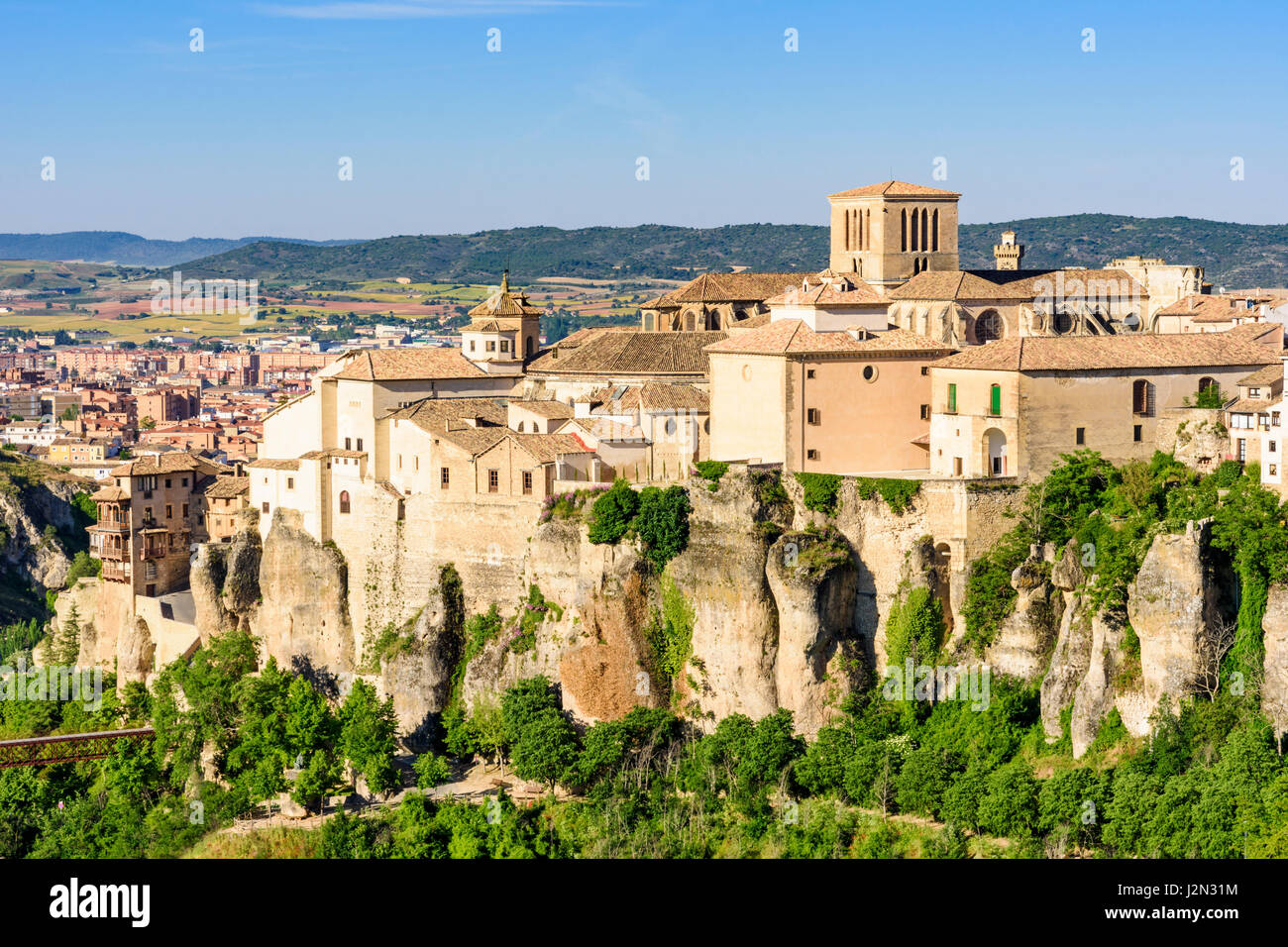 La rupe centro medievale della città vecchia di edifici di Cuenca, Castilla La Mancha, in Spagna Foto Stock