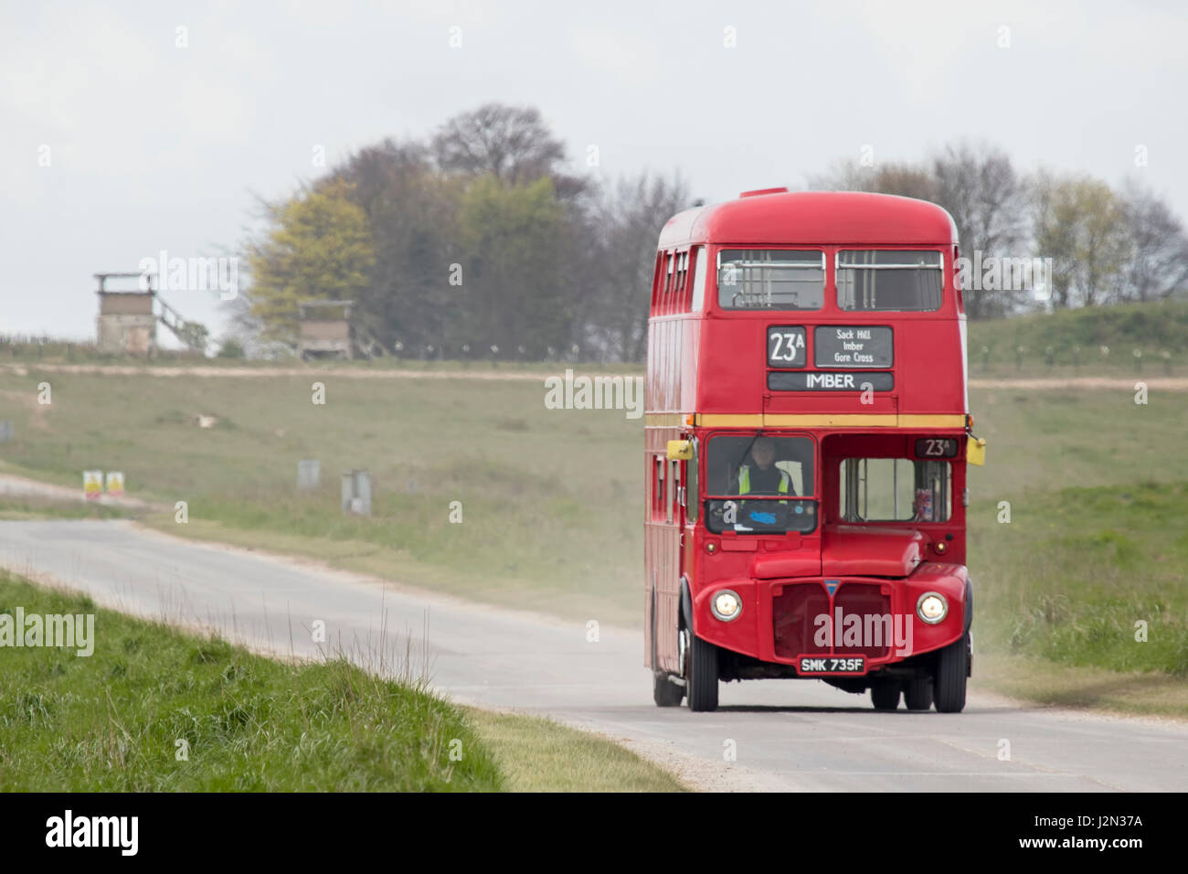 London Red Bus Routemaster su Salisbury Plain gamme militari in direzione di Imber Village, Salisbury Plain, Wiltshire, Inghilterra Foto Stock